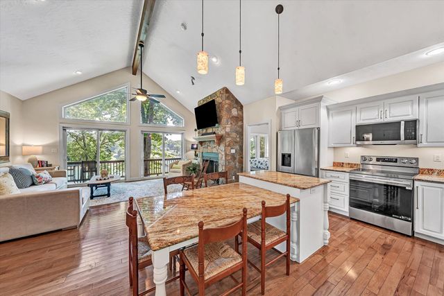 335 Lakecrest DR, Hardy, VA 24101