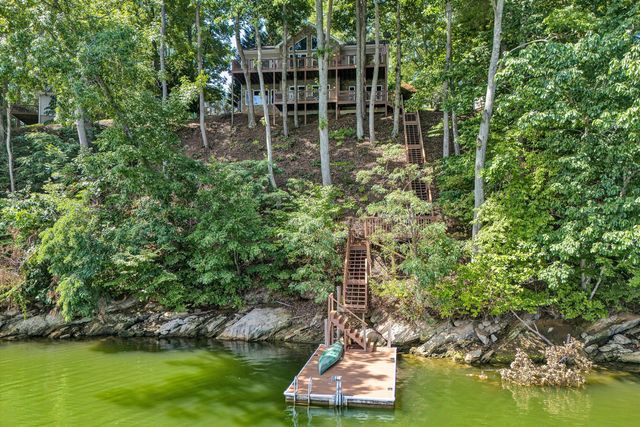 335 Lakecrest DR, Hardy, VA 24101