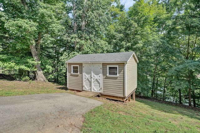 335 Lakecrest DR, Hardy, VA 24101