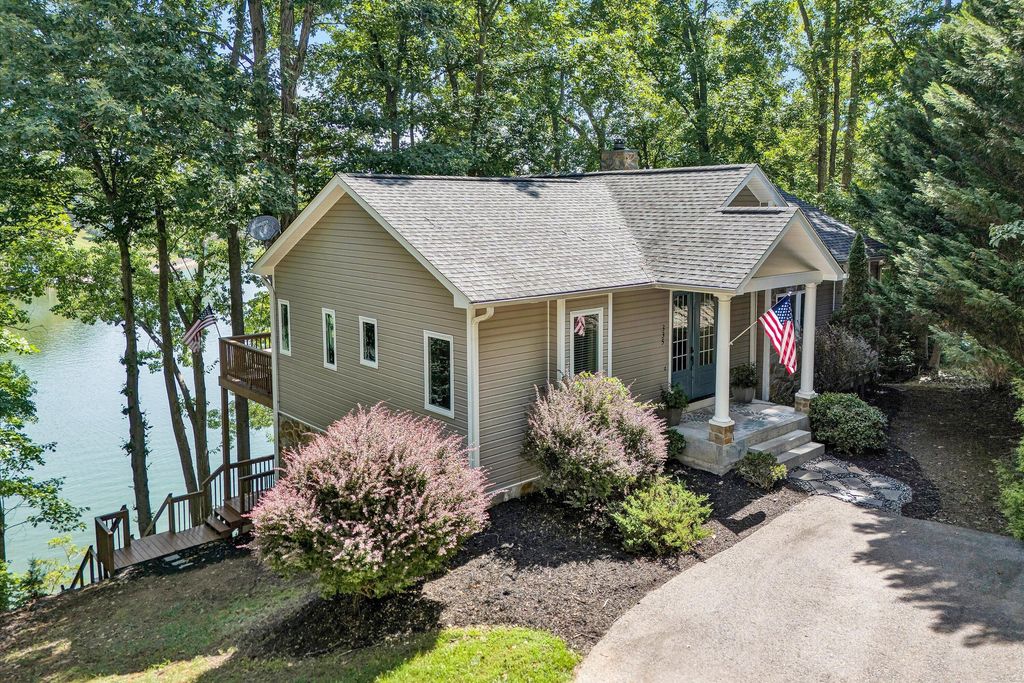 335 Lakecrest DR, Hardy, VA 24101