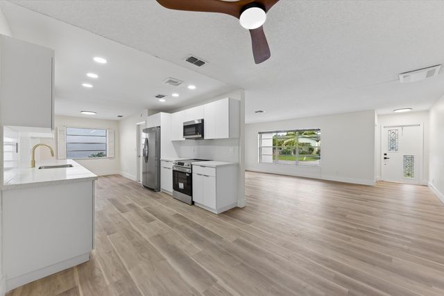 7198 E Pine Forest Cir Circle E, Lake Worth, FL 33467