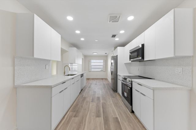 7198 E Pine Forest Cir Circle E, Lake Worth, FL 33467