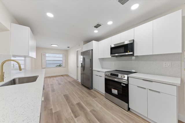 7198 E Pine Forest Cir Circle E, Lake Worth, FL 33467