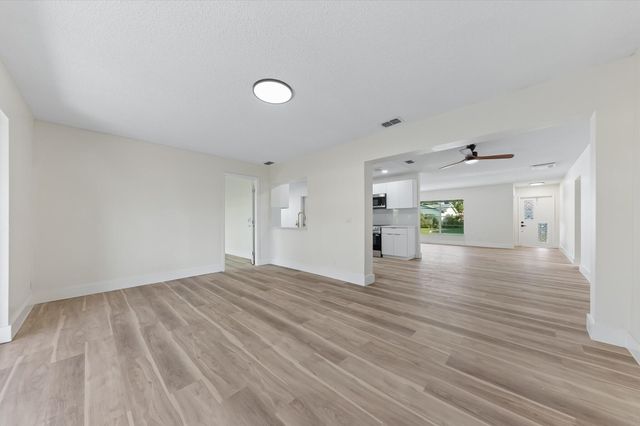 7198 E Pine Forest Cir Circle E, Lake Worth, FL 33467