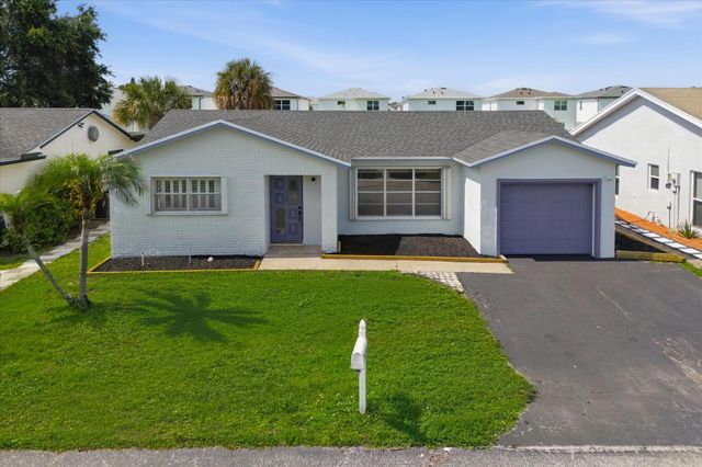 7198 E Pine Forest Cir Circle E, Lake Worth, FL 33467