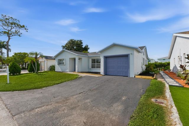 7198 E Pine Forest Cir Circle E, Lake Worth, FL 33467