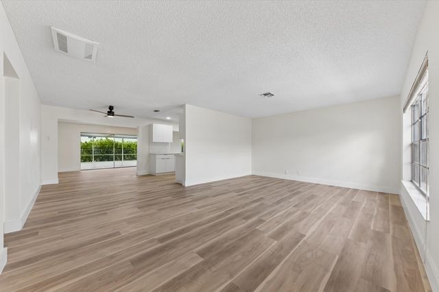 7198 E Pine Forest Cir Circle E, Lake Worth, FL 33467