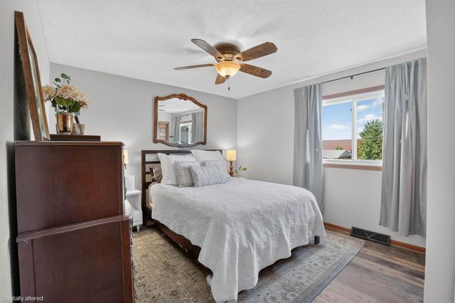 1921 Carriage Hill Drive, Waterloo, IA 50701