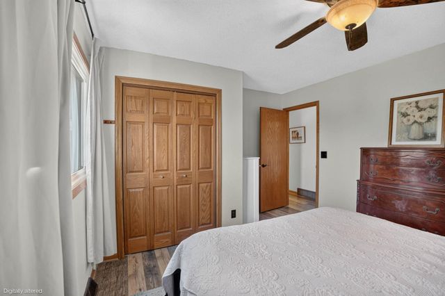 1921 Carriage Hill Drive, Waterloo, IA 50701