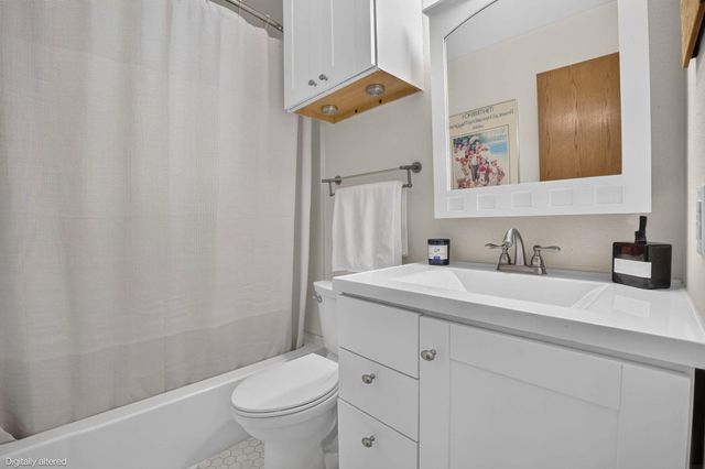 1921 Carriage Hill Drive, Waterloo, IA 50701