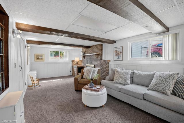 1921 Carriage Hill Drive, Waterloo, IA 50701