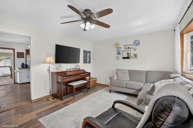 1921 Carriage Hill Drive, Waterloo, IA 50701