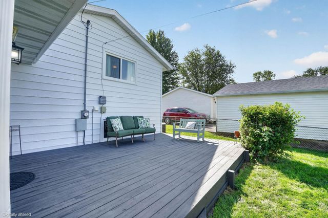 1921 Carriage Hill Drive, Waterloo, IA 50701