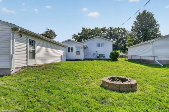 1921 Carriage Hill Drive, Waterloo, IA 50701