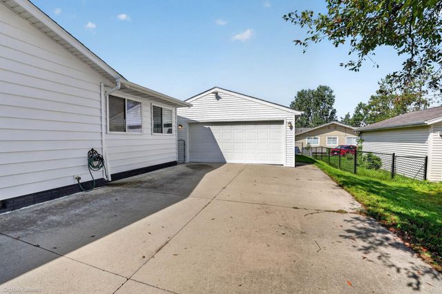 1921 Carriage Hill Drive, Waterloo, IA 50701