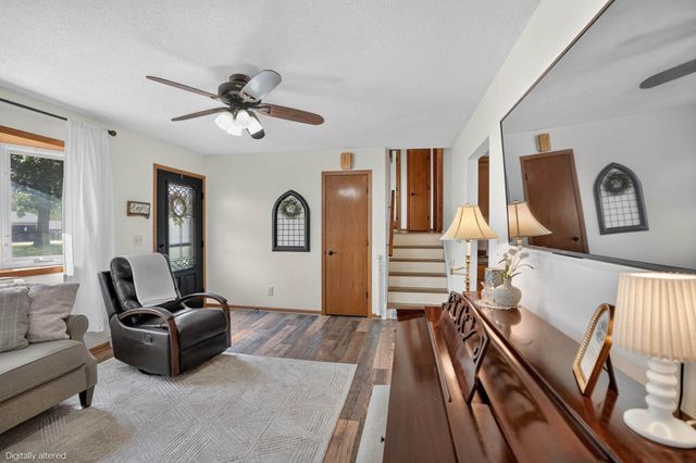 1921 Carriage Hill Drive, Waterloo, IA 50701