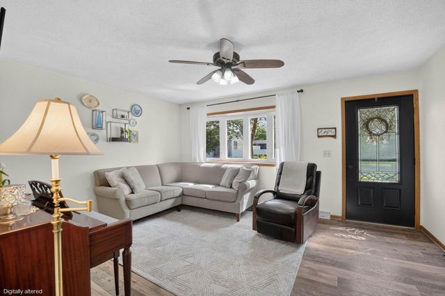 1921 Carriage Hill Drive, Waterloo, IA 50701