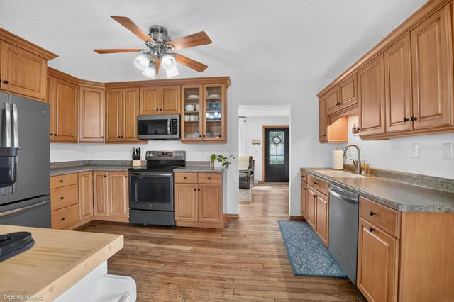 1921 Carriage Hill Drive, Waterloo, IA 50701