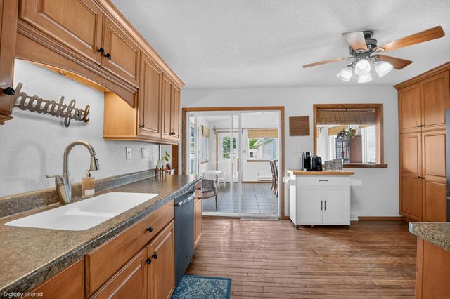 1921 Carriage Hill Drive, Waterloo, IA 50701
