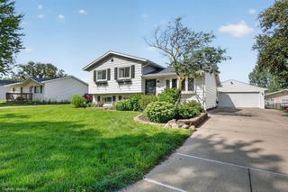 1921 Carriage Hill Drive, Waterloo, IA 50701