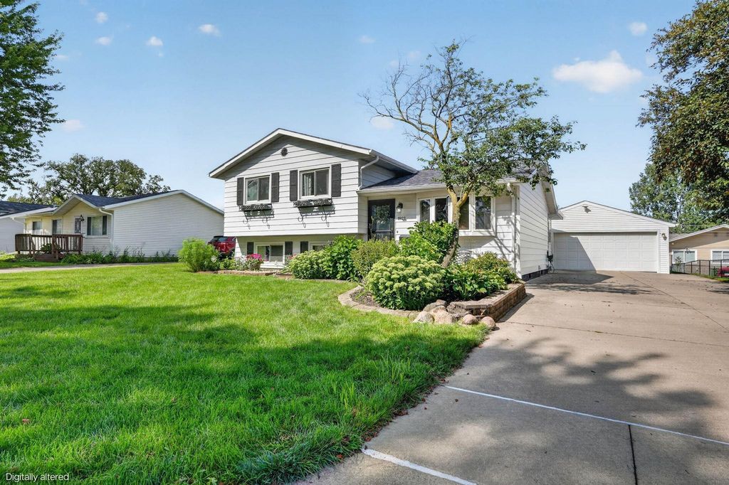 1921 Carriage Hill Drive, Waterloo, IA 50701