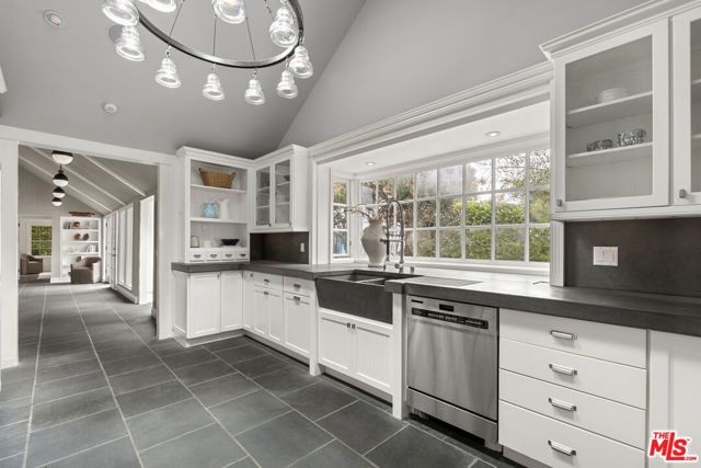 11948 S Saltair Terrace, Los Angeles, CA 90049