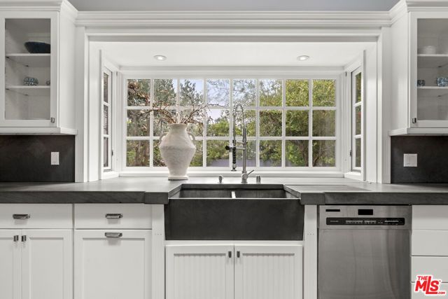 11948 S Saltair Terrace, Los Angeles, CA 90049