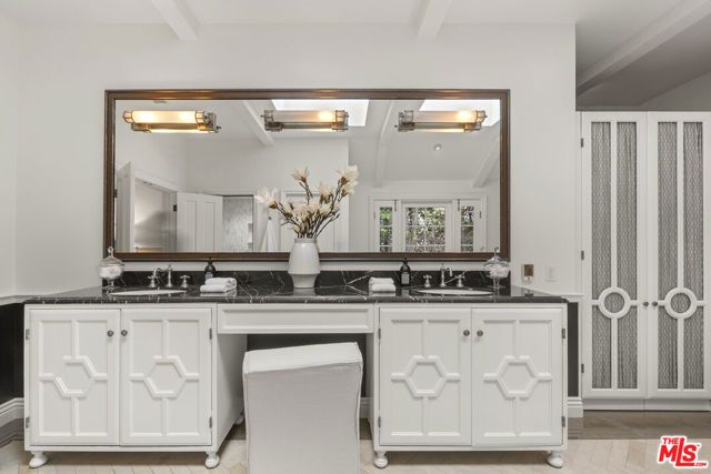 11948 S Saltair Terrace, Los Angeles, CA 90049