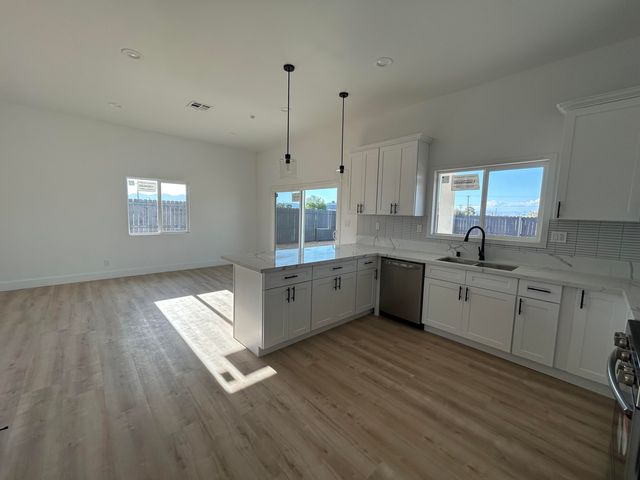 8225 Dogwood Avenue, California City, CA 93505