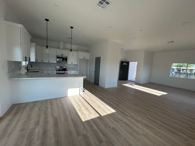 8225 Dogwood Avenue, California City, CA 93505