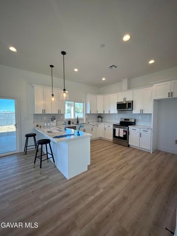 8225 Dogwood Avenue, California City, CA 93505