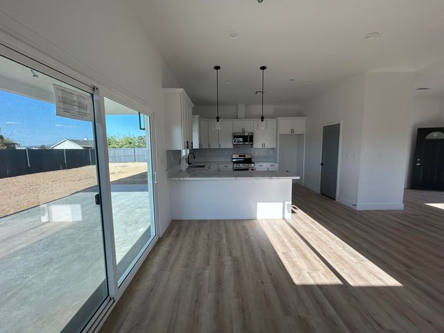 8225 Dogwood Avenue, California City, CA 93505