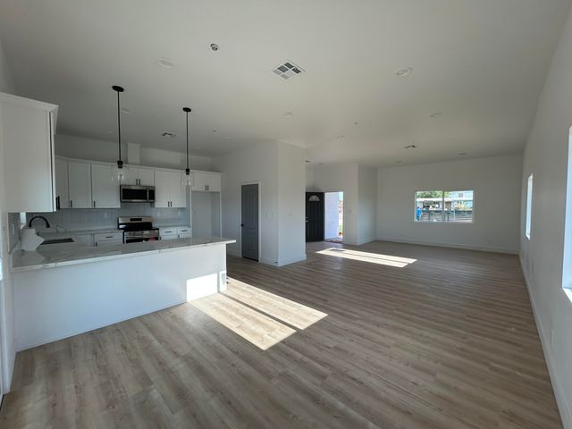 8225 Dogwood Avenue, California City, CA 93505