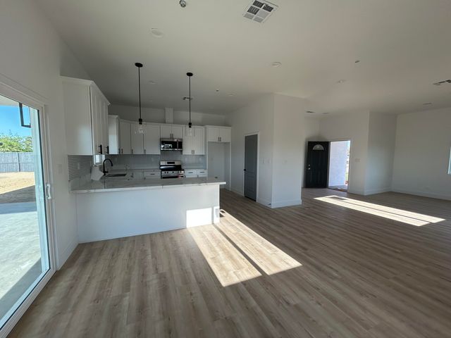 8225 Dogwood Avenue, California City, CA 93505