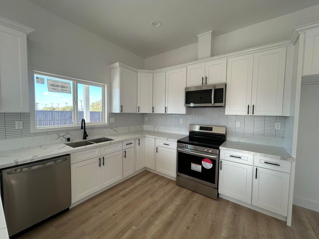 8225 Dogwood Avenue, California City, CA 93505