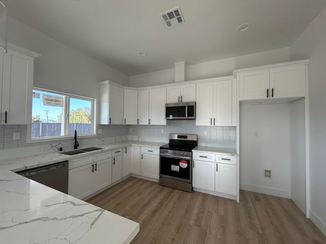 8225 Dogwood Avenue, California City, CA 93505