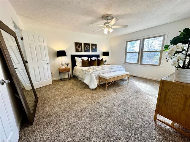 25 Hunter TRCE, Hampton, VA 23669