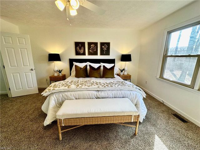 25 Hunter TRCE, Hampton, VA 23669