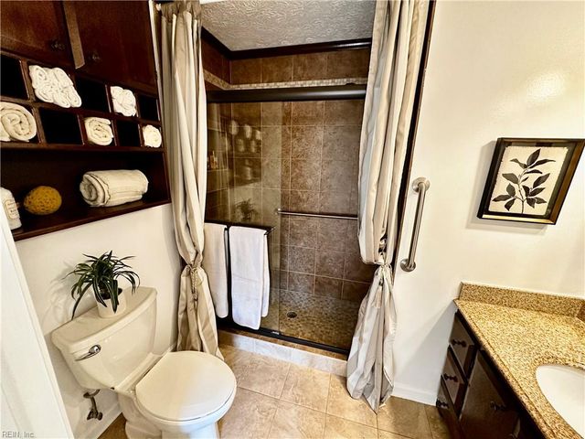 25 Hunter TRCE, Hampton, VA 23669