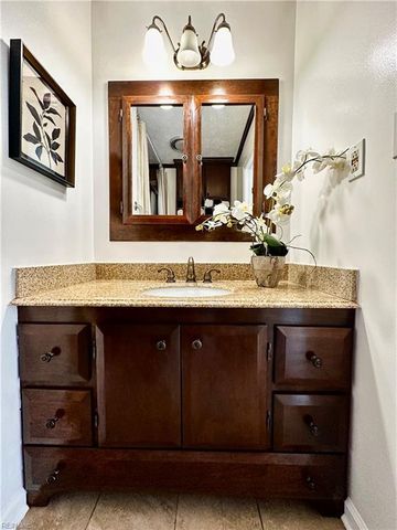 25 Hunter TRCE, Hampton, VA 23669