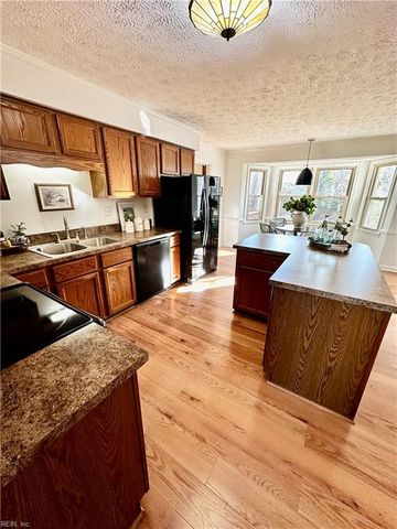 25 Hunter TRCE, Hampton, VA 23669