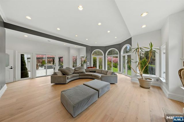 142 Hoover Drive, Cresskill, NJ 07626