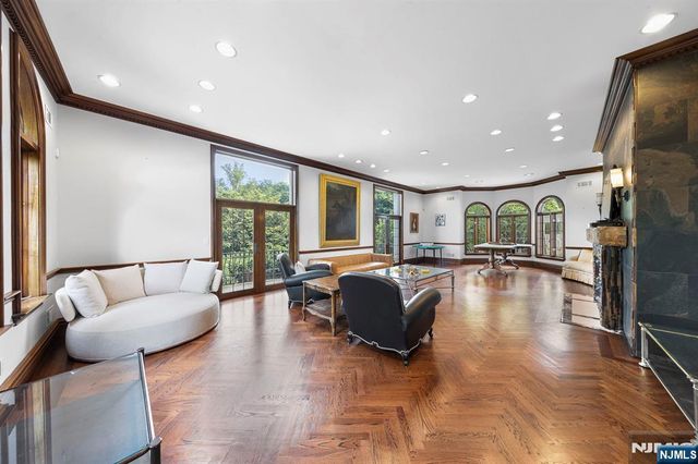 142 Hoover Drive, Cresskill, NJ 07626
