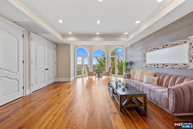 142 Hoover Drive, Cresskill, NJ 07626