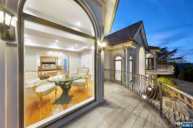 142 Hoover Drive, Cresskill, NJ 07626