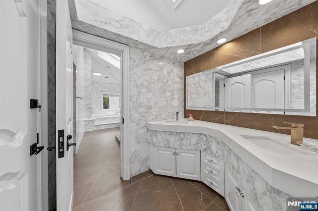 142 Hoover Drive, Cresskill, NJ 07626