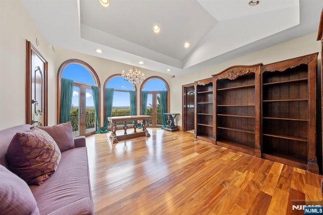 142 Hoover Drive, Cresskill, NJ 07626