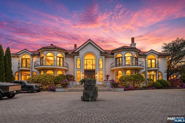 142 Hoover Drive, Cresskill, NJ 07626