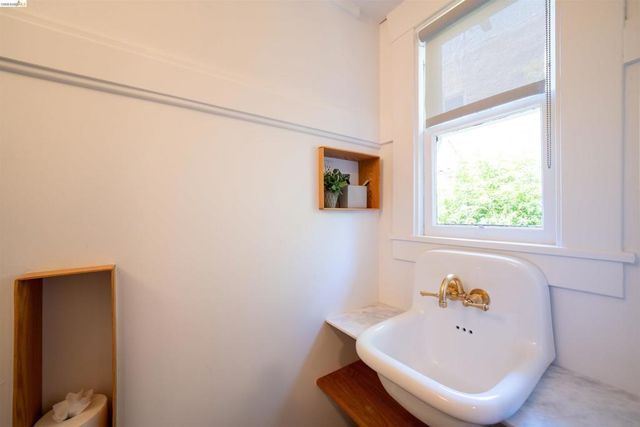 1751 E 38Th St, Oakland, CA 94602