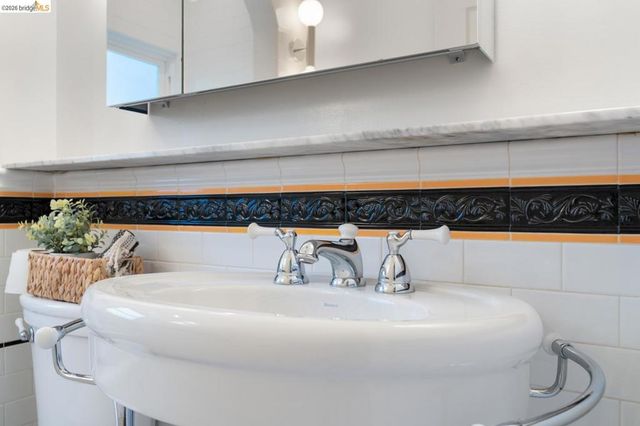 1751 E 38Th St, Oakland, CA 94602